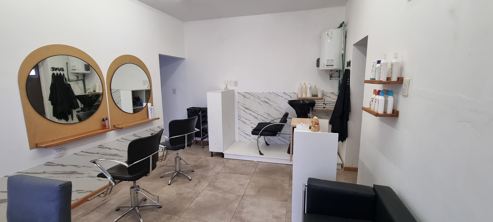 Interior de la peluquería Shine by Geor Bozzo en Pérez
